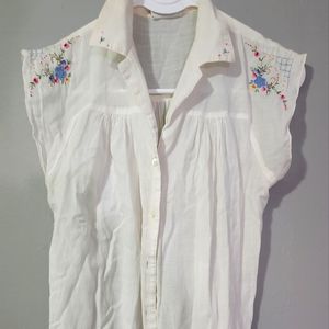 Vintage floral embroidered button up medium
